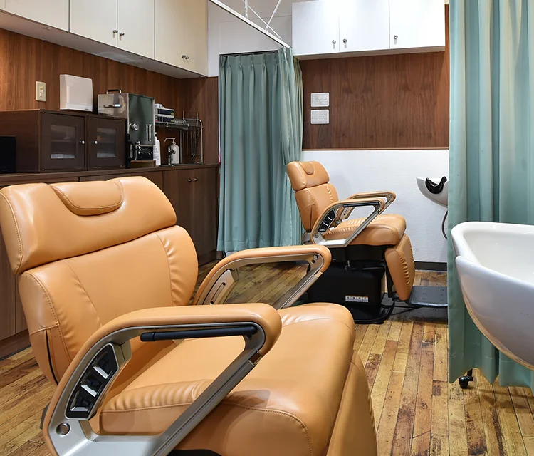 理容椅子と鏡、木目の什器があるヘアサロンスイッチの店内